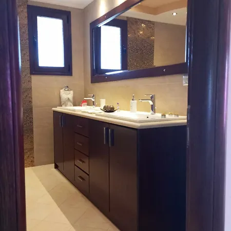 - Family Comfort With Large Garden, Jacuzzi Cós