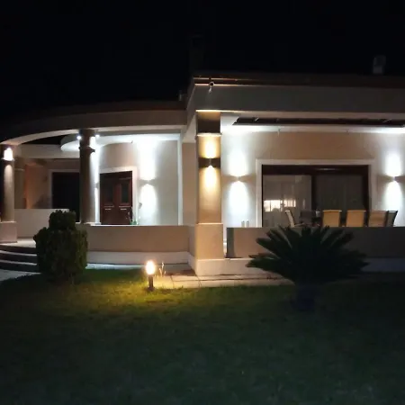 - Family Comfort With Large Garden, Jacuzzi Villa Kos By
