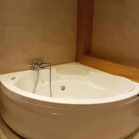 - Family Comfort With Large Garden, Jacuzzi بلدة كوس