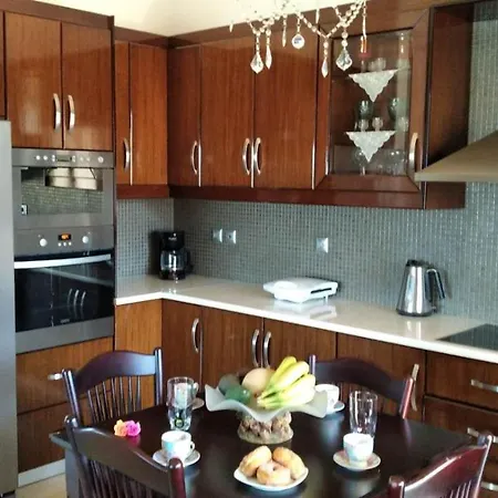 - Family Comfort With Large Garden, Jacuzzi Villa *