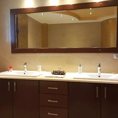 Вилла - Family Comfort With Large Garden, Jacuzzi
