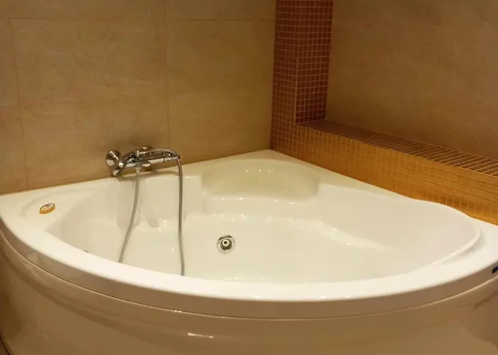 - Family Comfort With Large Garden, Jacuzzi Cos