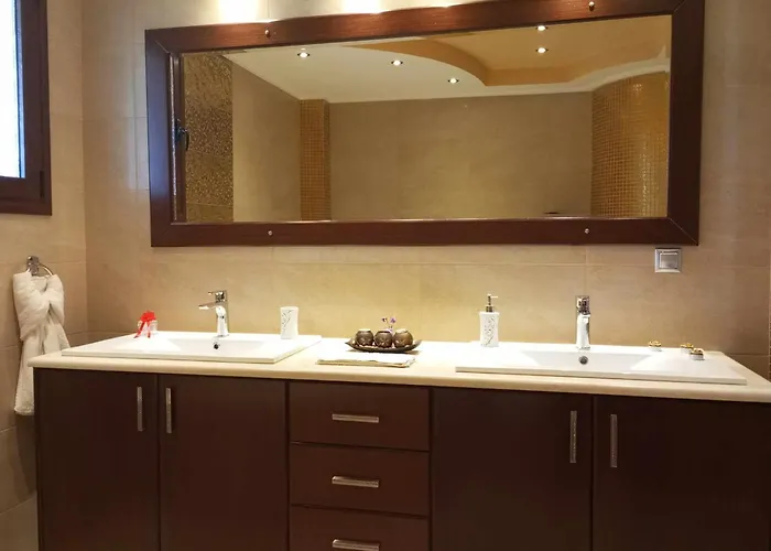 וילה - Family Comfort With Large Garden, Jacuzzi